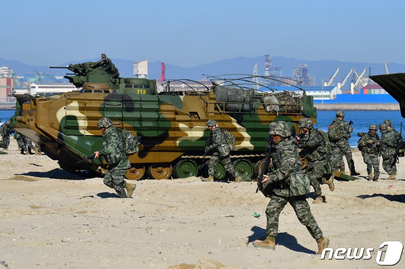 21일 경북 포항시 남구 도구해안에서 실시된 2023호국합동상륙훈련에서 적 해안에 상륙한 해병대원들이 돌격하고 있다.2023.11.21/뉴스1 ⓒ News1 최창호 기자