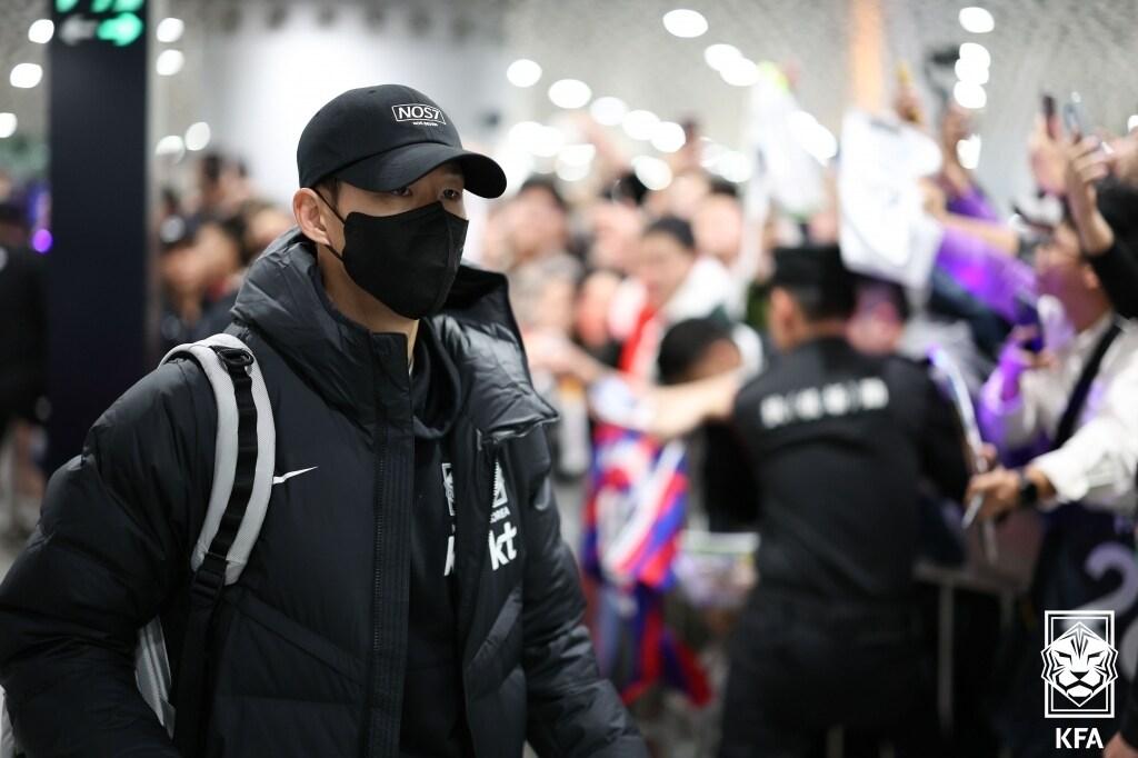 지난 19일 중국에 도착한 손흥민을 향해 많은 중국 팬들이 환호하고 있다 &#40;대한축구협회 제공&#41;