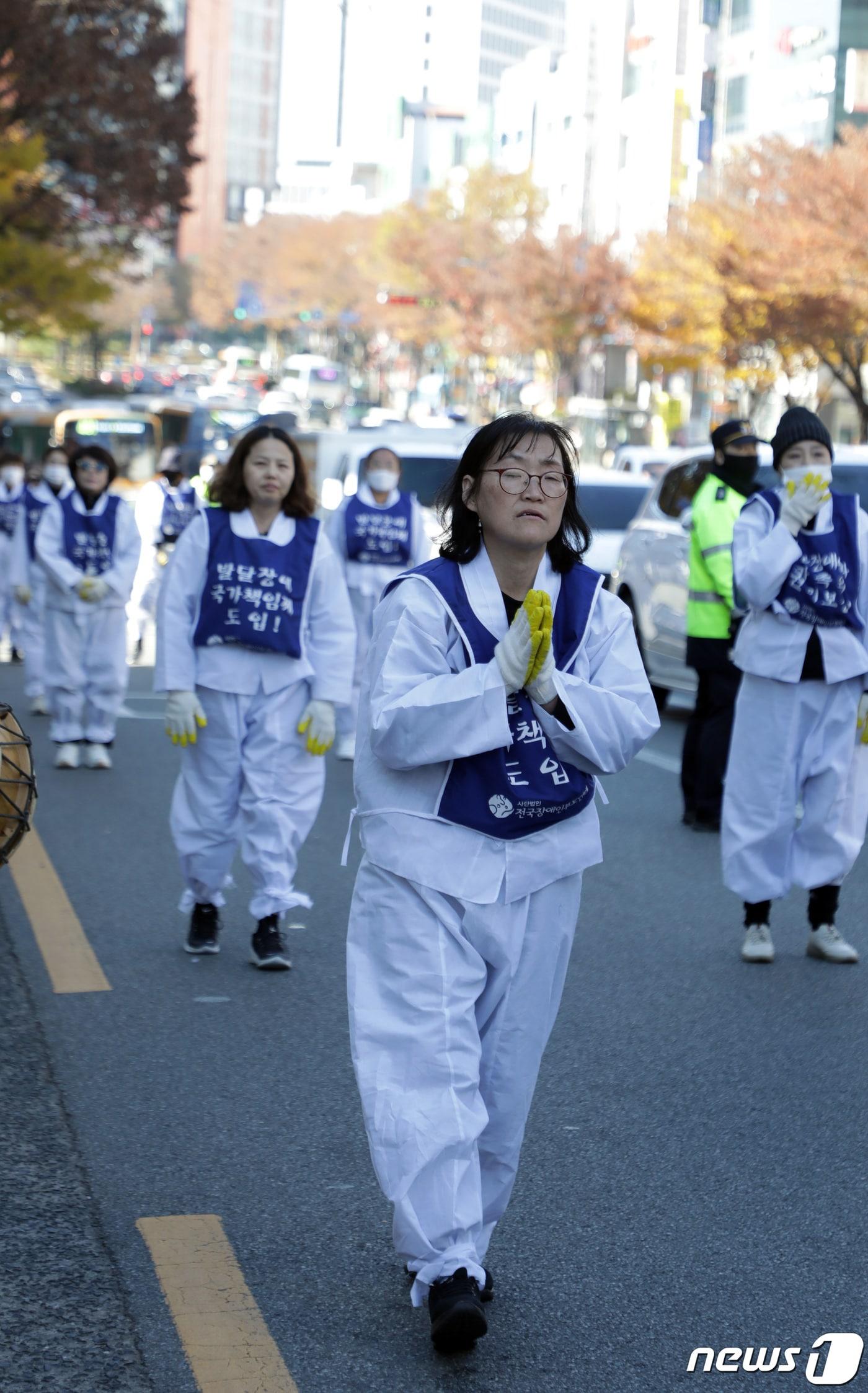 21일 울산장애인부모회가 발달장애인에 대한 차별 철폐를 촉구하며 울산 남구 울산대공원에서 공업탑을 지나 시청을 향하는 오체투지 행진을 하고 있다.2023.11.21/뉴스1 ⓒ News1 김지혜 기자