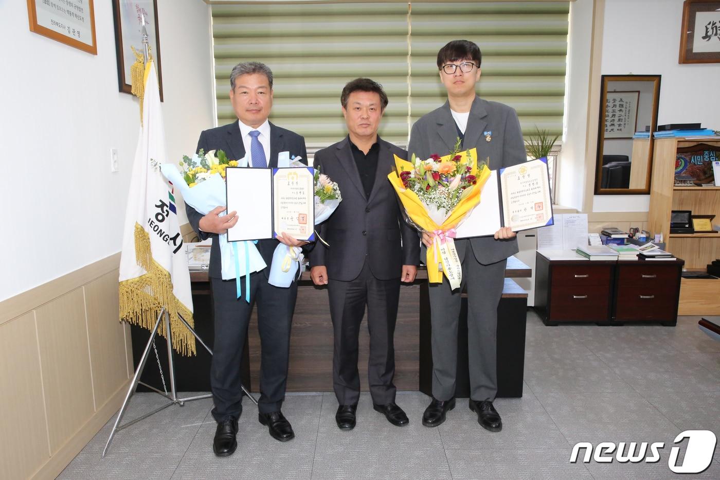 전북 정읍시 소재 2개 우수 영농조합법인이 농림축산식품부가 주관하는 ‘제28회 농업인의 날’ 정부 포상 식량산업분야에서 대통령 포상과 국무총리 포상을 받았다. 대통령 포상을 수상한한 오병오 대표&#40;좌&#41;와 ,·국무총리 포상을 수상한 정왕용 대표&#40;우&#41;.&#40;정읍시 제공&#41;2023.11.21/뉴스1