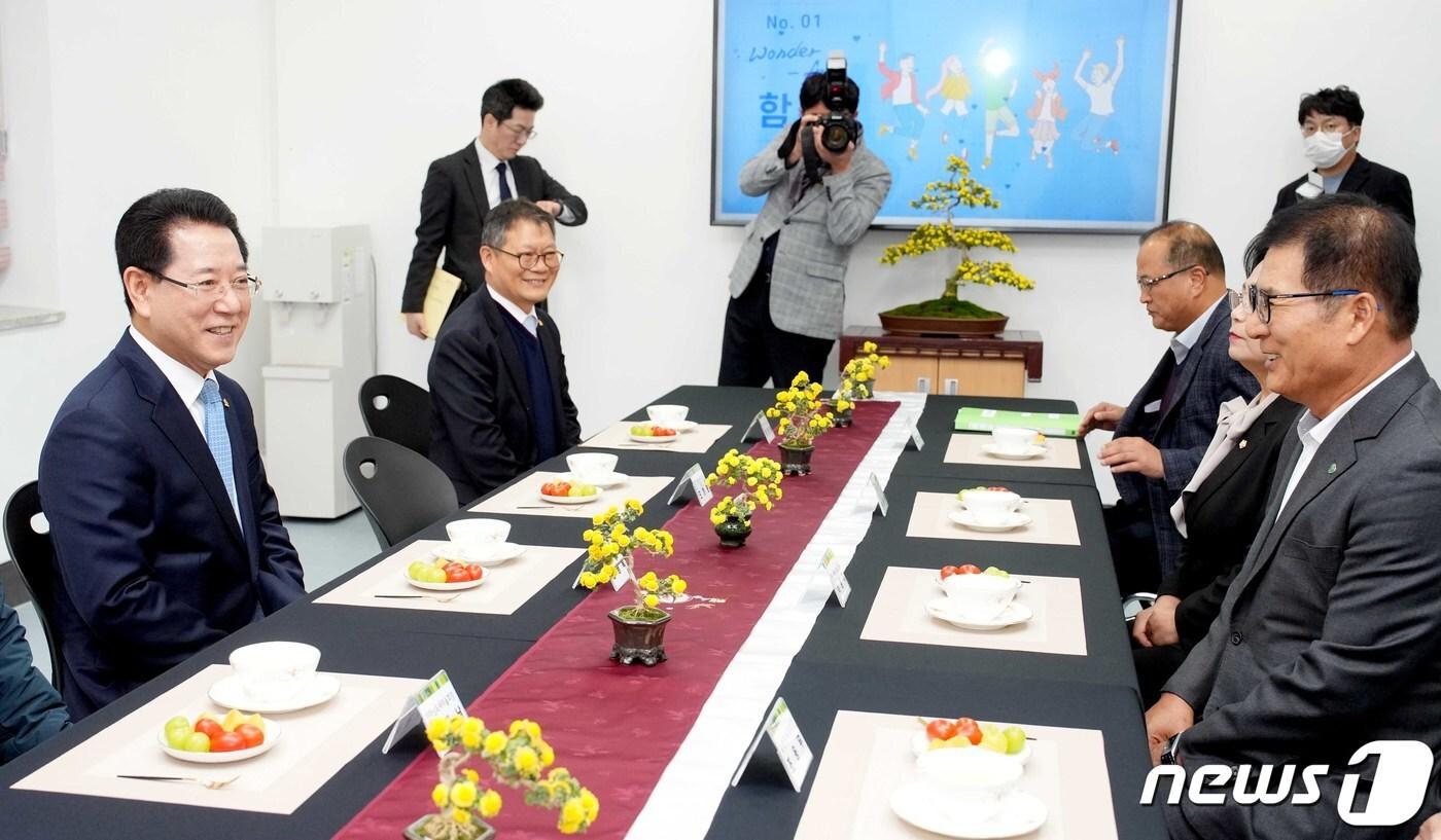 김영록 전라남도지사가 21일 함평국민체육센터에서 열린 ‘2023 함평군 도민과의 대화’에 앞서 이상익 함평군수와 환담을 나누고 있다.&#40;전남도 제공&#41; 2023.11.21/뉴스1