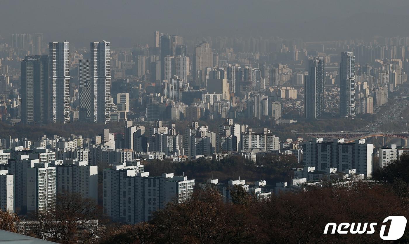 올해에 이어 내년에도 부동산 공시가격 현실화율&#40;시세 대비 공시가격 비율&#41;이 2020년 수준에서 동결된다. 국토교통부는 21일 서울 중구 국토발전전시관에서 열린 중앙부동산가격공시위원회에서 이 같은 내용을 의결했다고 밝혔다. 내년에 적용되는 현실화율은 공동주택 기준으로 평균 69.0%다. 가격대별로는 9억원 미만이 68.1%, 9억원 이상~15억원 미만 69.2%, 15억원 이상 75.3%다. 사진은 이날 남산에서 바라본 서울 아파트단지. 2023.11.21/뉴스1 ⓒ News1 박세연 기자