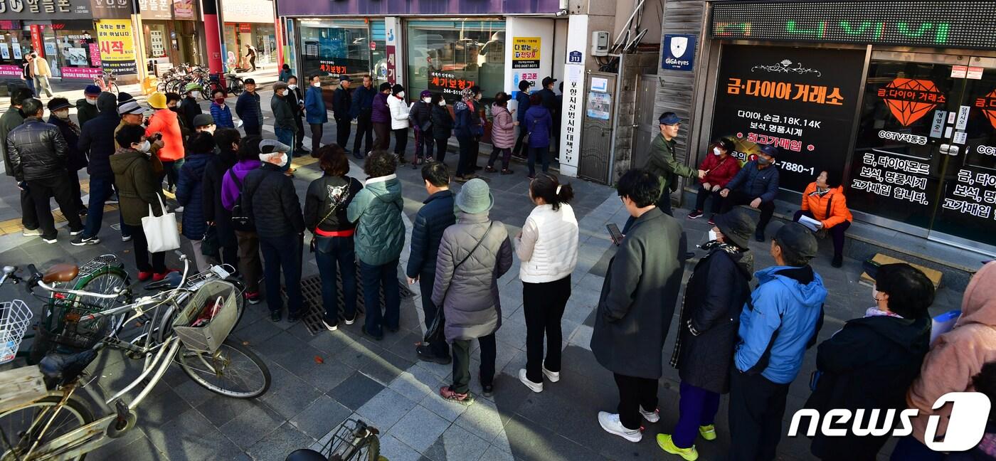 지난해  11월 21일 경북 포항시 북구 육거리에 있는 포항범시민지진대책본부 사무실 앞에 정신적 위자료 추가 소송을 위해 찾아온 시민들이 줄을 서서 기다리고 있다. 2023.11.21/뉴스1 ⓒ News1 최창호 기자