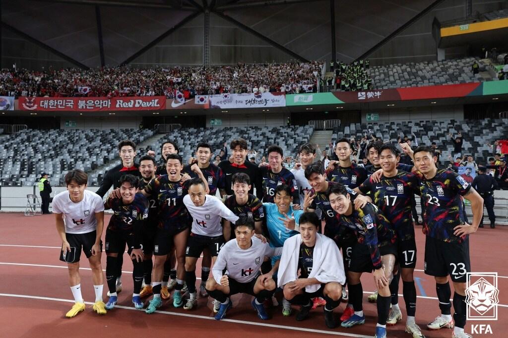 대한민국 축구대표팀이 21일 중국 선전 유니버시아드 스포츠센터 경기장에서 열린 2026 FIFA 북중미 월드컵 아시아 지역 2차 예선 C조 조별리그 대한민국과 중국의 경기에서 3-0으로 승리를 거둔 후 기념촬영을 하고 있다. &#40;대한축구협회 제공&#41; 2023.11.21/뉴스1