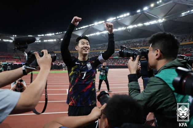 대한민국 축구대표팀 손흥민이 21일 중국 선전 유니버시아드 스포츠센터 경기장에서 열린 2026 FIFA 북중미 월드컵 아시아 지역 2차 예선 C조 조별리그 대한민국과 중국의 경기에서 3-0으로 승리한 후 환호하고 있다. &#40;대한축구협회 제공&#41; 2023.11.21/뉴스1