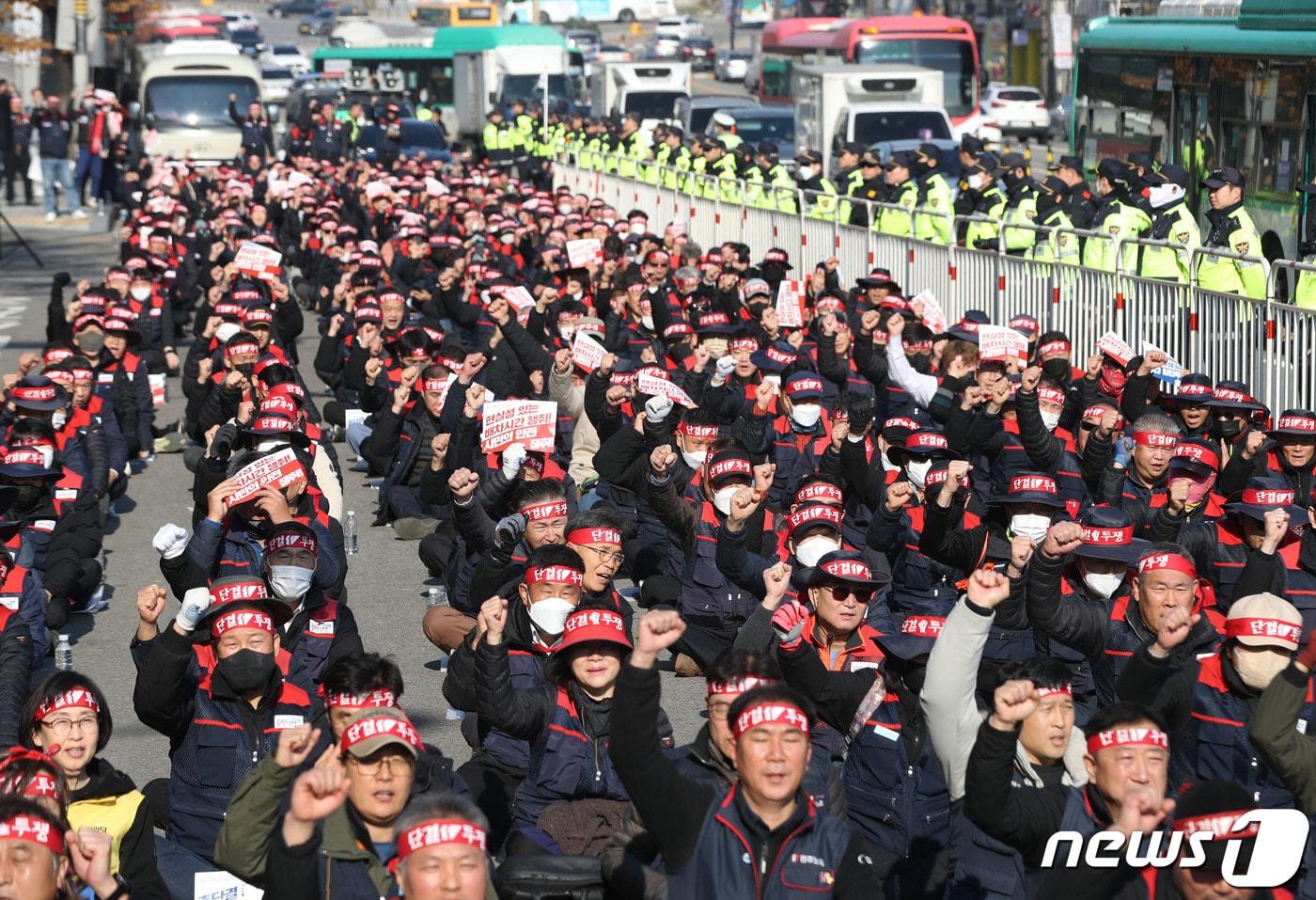 민주노총 공공운수노조 경기지부 경진여객지회&#40;경진여객 노조&#41;가 24일 오후 또 다시 부분파업에 돌입했다. 사진은 지난 22일 오전 수원역 광장에서 열린 &#39;민주버스본부 경기지부 경진여객운수지회 총파업 결의대회&#39; 모습. 2023.11.22/뉴스1 ⓒ News1 김영운 기자