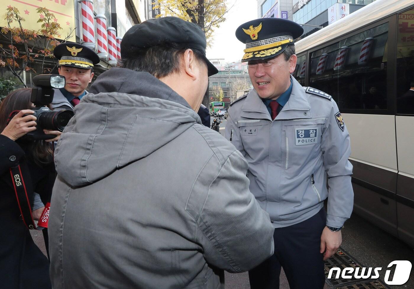 윤희근 경찰청장이 지난달 치안 및 민생현장 점검을 위해 서울 마포구 홍대거리를 찾아 지역상인과 인사를 나누고 있다. 뉴스1 ⓒ News1 박세연 기자