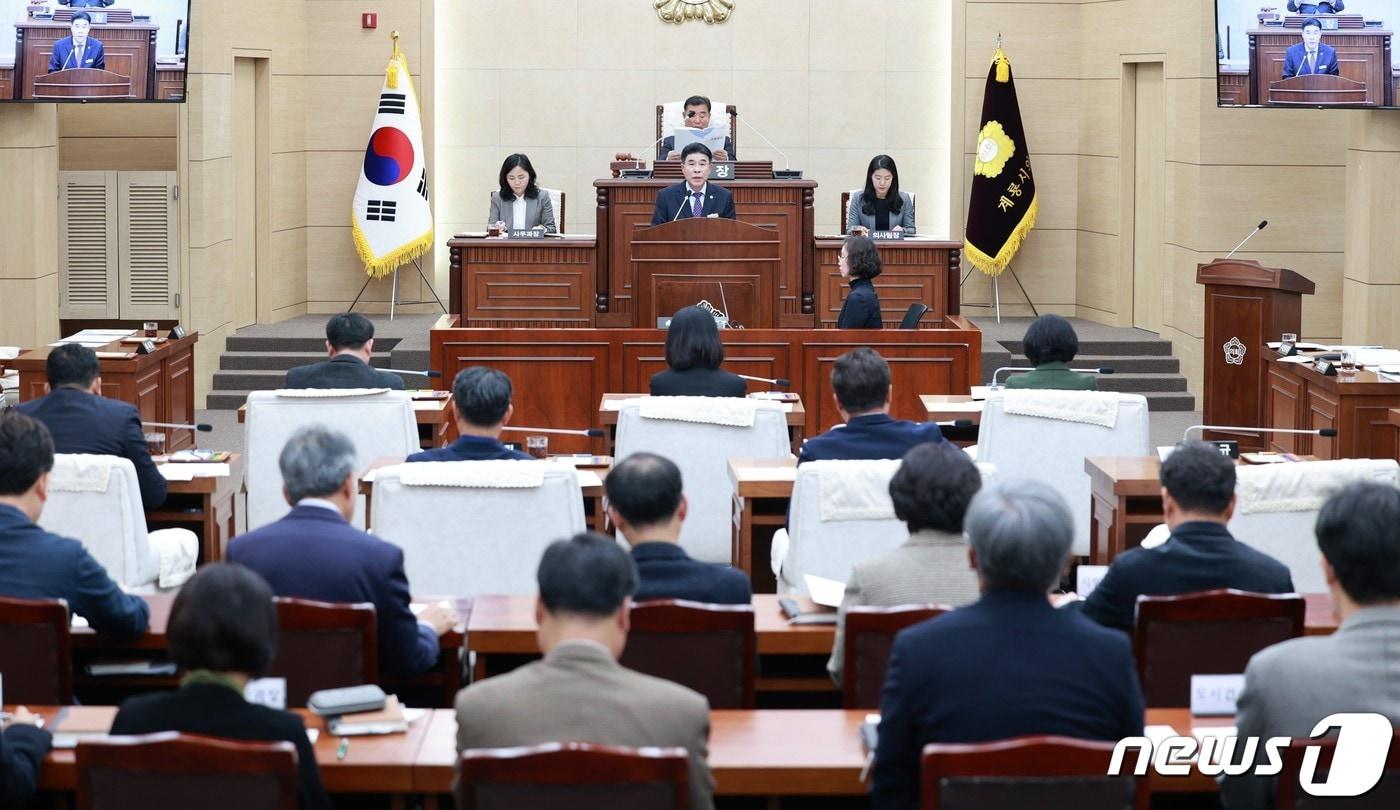 이응우 계룡시장이 ‘제170회 계룡시의회 정례회’에서 시정연설을 하고 있다. &#40;계룡시 제공&#41; /뉴스1