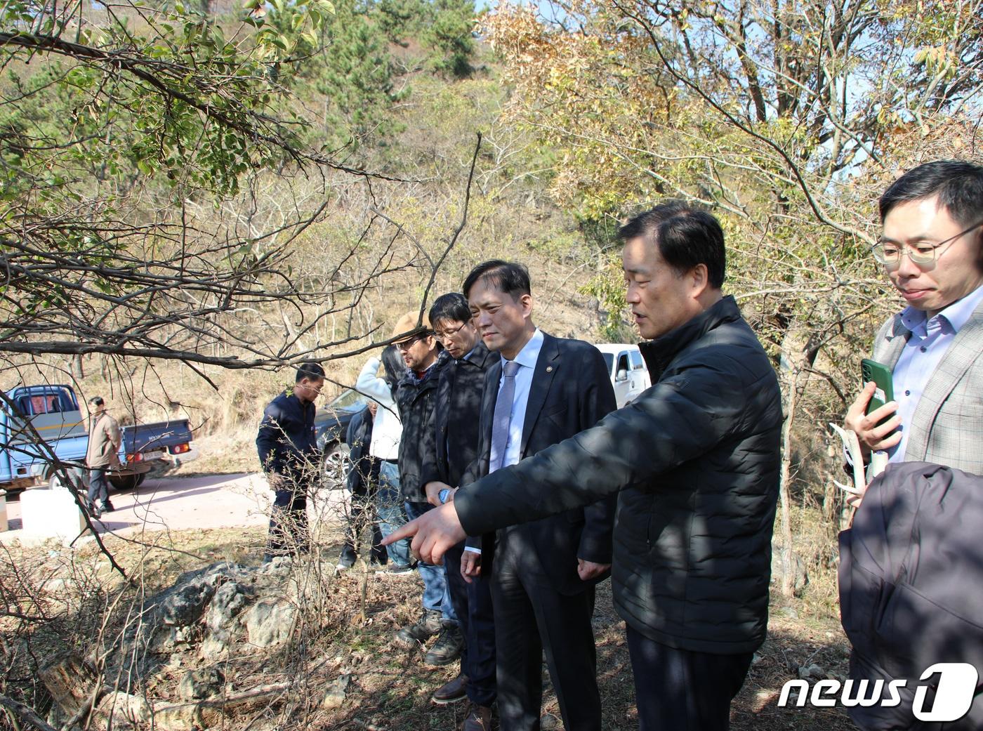 김태규 국민권익위원회 부위원장이 전남 영광군 안마도를 방문해 무단 방치된 사슴으로 인한 생태계 및 농작물 피해 현황을 청취한 뒤 관계자로부터 피해현장 설명을 듣고 있다.&#40;국민권익원회 제공&#41;2023.11.22 ⓒ News1 김기남 기자