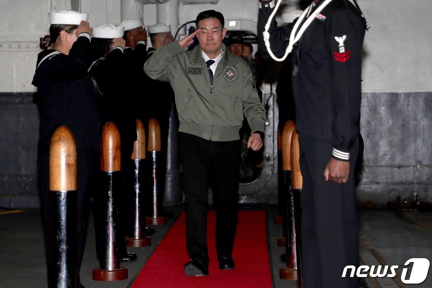 신원식 국방부 장관이 22일 부산 남구 해군작전사령부 부산작전기지에 입항한 미해군 니미츠급 핵추진 항공모함 CVN-70 칼빈슨함에 승선하며 미 해군 장병들의 거수경례에 답례를 하고 있다. &#40;국방부 제공&#41; 2023.11.22/뉴스1