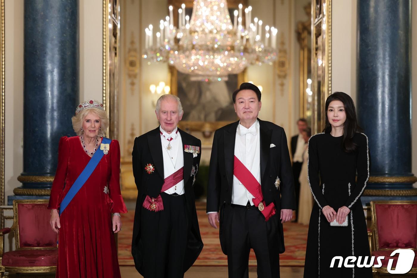 영국을 국빈 방문 중인 윤석열 대통령과 김건희 여사가 21일&#40;현지시간&#41; 런던 버킹엄궁에서 열린 국빈만찬에서 찰스 3세 국왕 부부와 기념촬영을 하고 있다. &#40;대통령실 제공&#41; 2023.11.22/뉴스1 ⓒ News1 오대일 기자