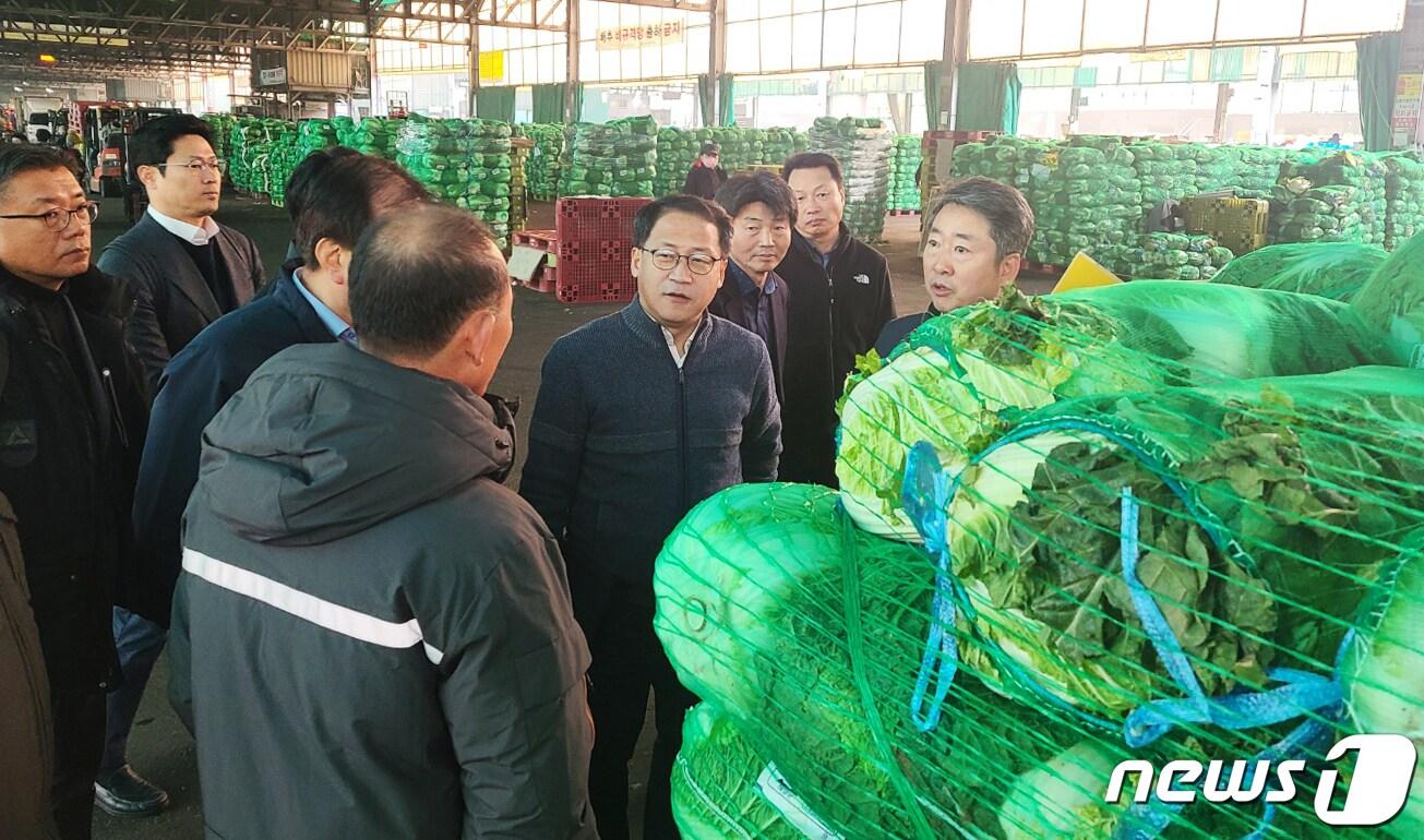 홍두선 기획재정부 차관보가 11월 23일 오전 서울 가락동 농수산물종합도매시장에서 주요 먹거리 가격 동향을 점검하고 있다&#40;기획재정부 제공&#41;. 2023.11.23/뉴스1