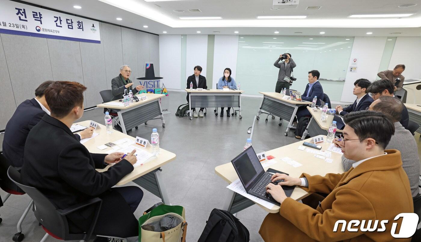 유인촌 문화체육관광부 장관이 23일 서울 중구 한국관광공사 서울센터에서 관광업계 전략 간담회를 하고 있다. &#40;문화체육관광부 제공&#41; 2023.11.23/뉴스1