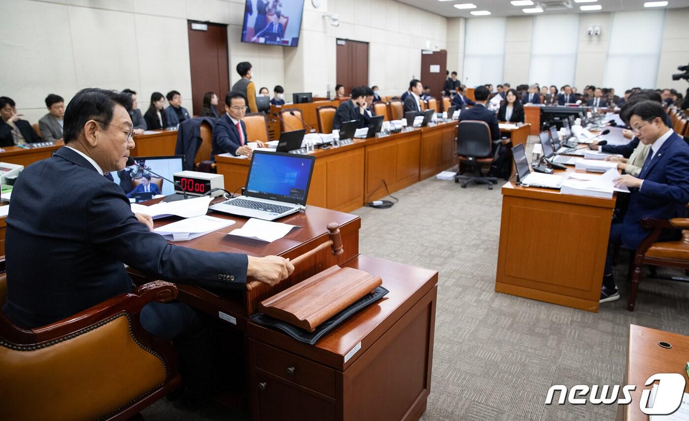 김교흥 국회 행정안전위원장이 서울 여의도 국회에서 열린 제410회 국회&#40;정기회&#41; 행정안전위원회 제8차 전체회의에서 의사봉을 두드리고 있다. 2023.11.23/뉴스1 ⓒ News1 유승관 기자