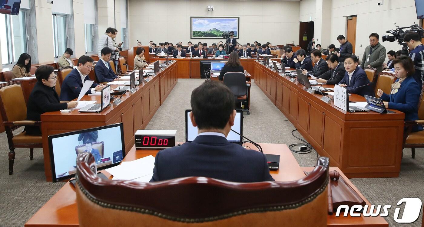 박정 환노위 위원장이 23일 오전 서울 여의도 국회에서 열린 환경노동위원회 전체회의를 주재하고 있다. 2023.11.23/뉴스1 ⓒ News1 임세영 기자