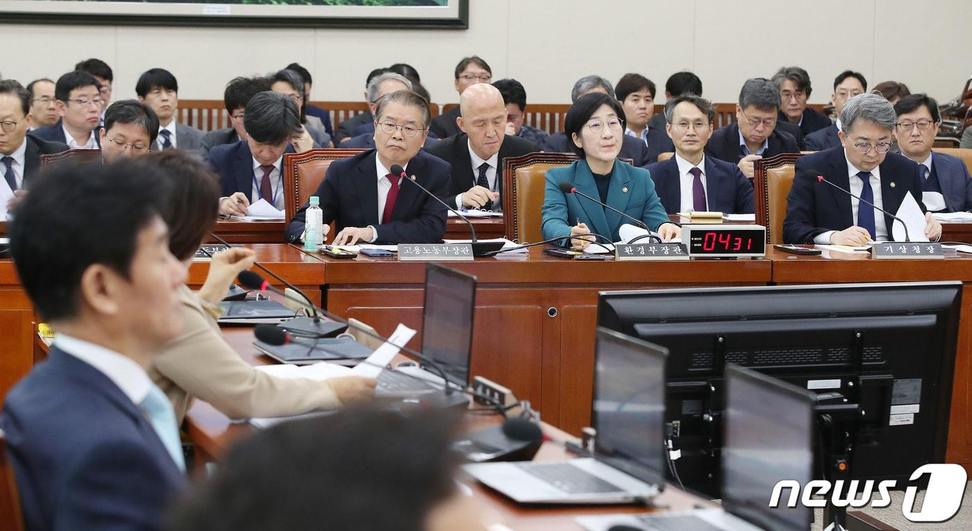 이정식 고용노동부 장관과 한화진 장관이 23일 오전 서울 여의도 국회에서 열린 환경노동위원회 전체회의에서 의원들의 질의를 경청하고 있다. 2023.11.23/뉴스1 ⓒ News1 임세영 기자