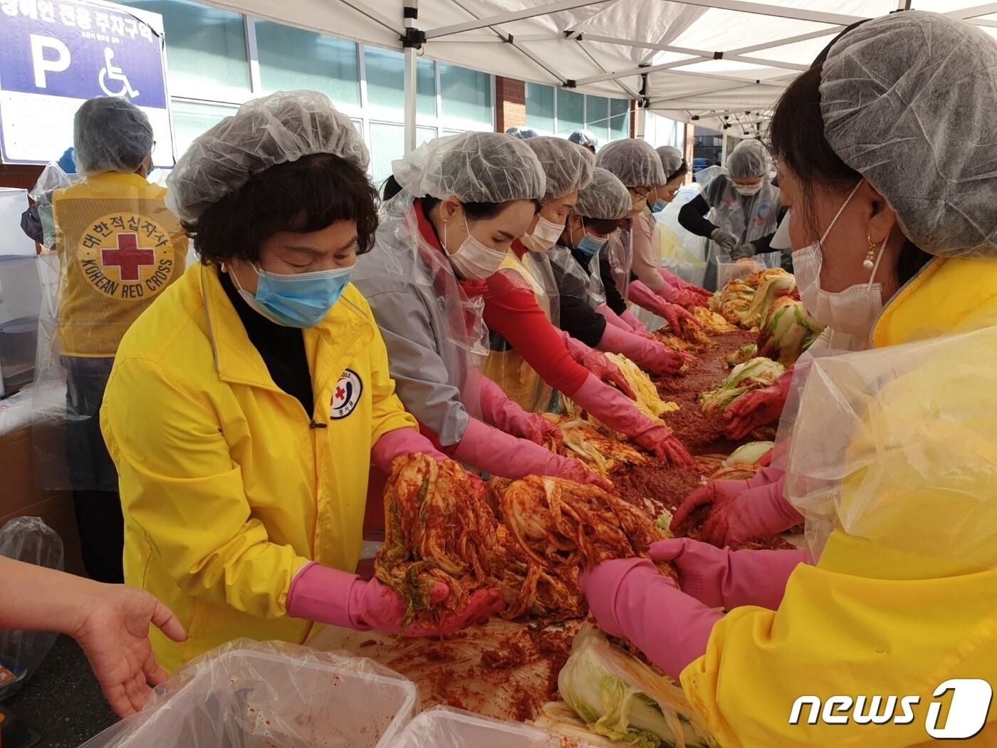 22일 열린 경남적십자 &#39;아리랑 김장나눔 페스티벌&#39;에 참여한 봉사자들이 김장을 하고 있다.&#40;경남적십자 제공&#41;