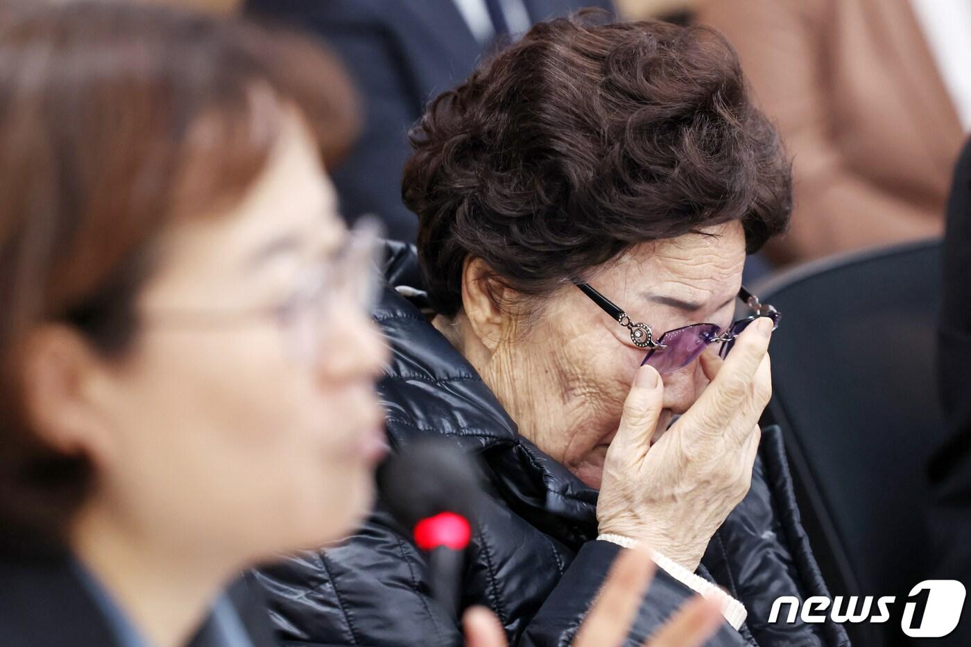 일본군 위안부 피해자 이용수 할머니가 23일 오후 서울 서초구 민주사회를 위한 변호사모임 사무실에서 열린 &#39;항소심 선고 결과에 대한 입장 발표 기자회견&#39;에서 생각에 잠겨 있다. . 2023.11.23/뉴스1 ⓒ News1 민경석 기자