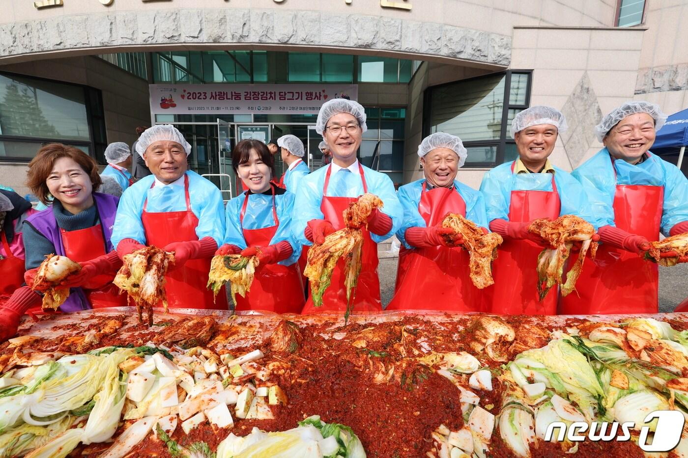 전북 고창군과 고창군여성단체협의회&#40;회장 이화자&#41;는 21~23일 3일간 고창군 여성회관에서 사랑나눔 김장김치 담그기 행사를 개최했다. 심덕섭 군수, 임정호 군의장과 군의원,, 여성단체회원들이 함께 김치를 담그고 있다.&#40;고창군 제공&#41;2023.11.23/뉴스1