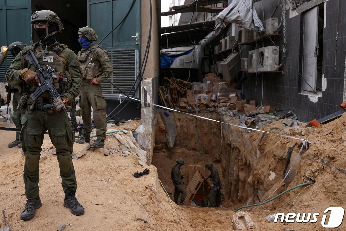 이스라엘군이 팔레스타인 무장정파 하마스의 은신처로 사용되었다면서 22일&#40;현지시간&#41; 알시파 병원 아래 터널을 공개했다. ⓒ 로이터=뉴스1 ⓒ News1 최종일 기자