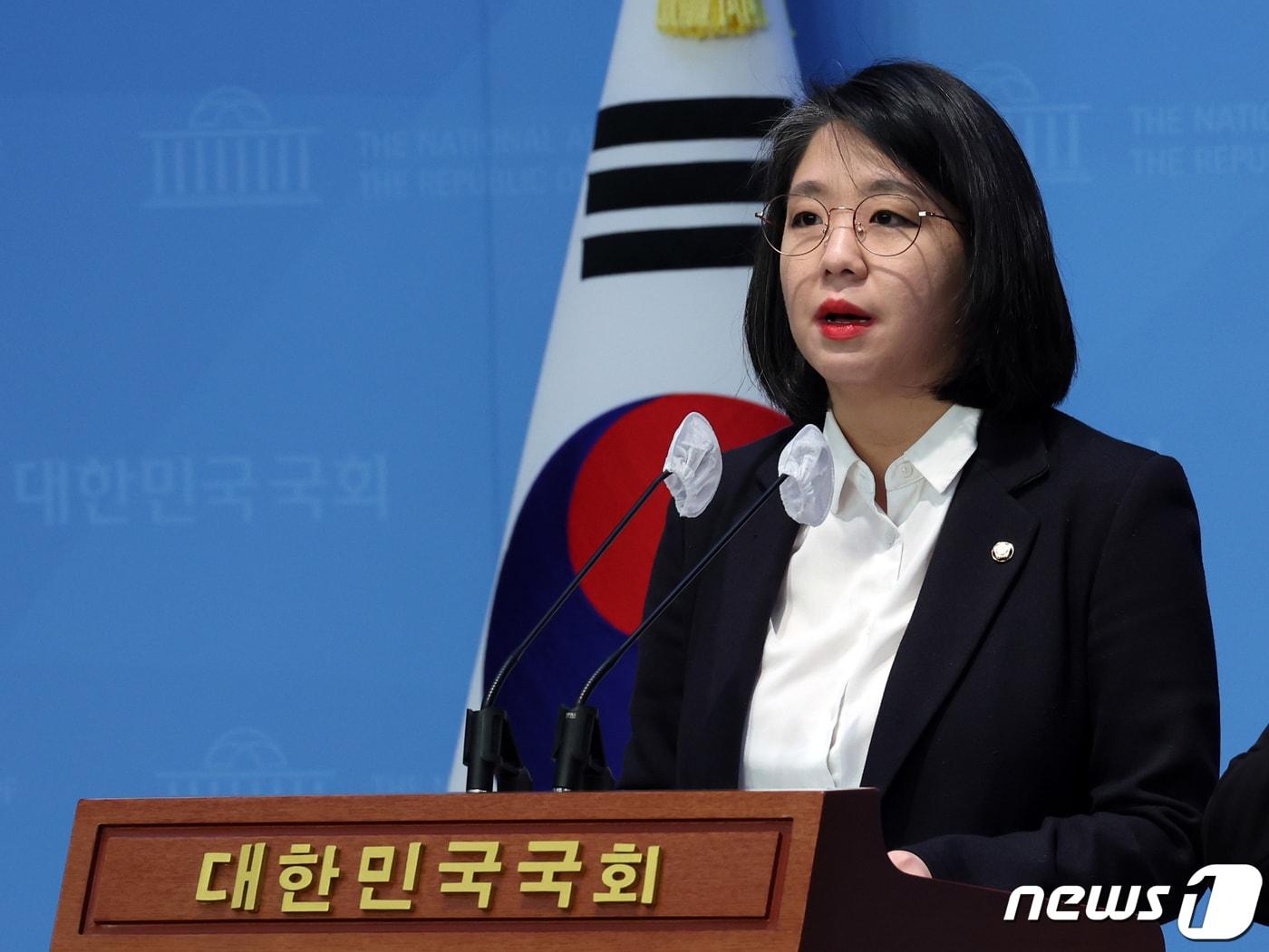 용혜인 기본소득당 상임대표가 24일 오전 서울 여의도 국회 소통관에서 &#39;제22대 총선 계획&#39; 입장 발표 기자회견을 하고 있다. 이날 용 대표는 기자회견을 통해 진보진영이 연대하는 &#39;개혁연합신당&#39;을 제안했다. 2023.11.24/뉴스1 ⓒ News1 황기선 기자