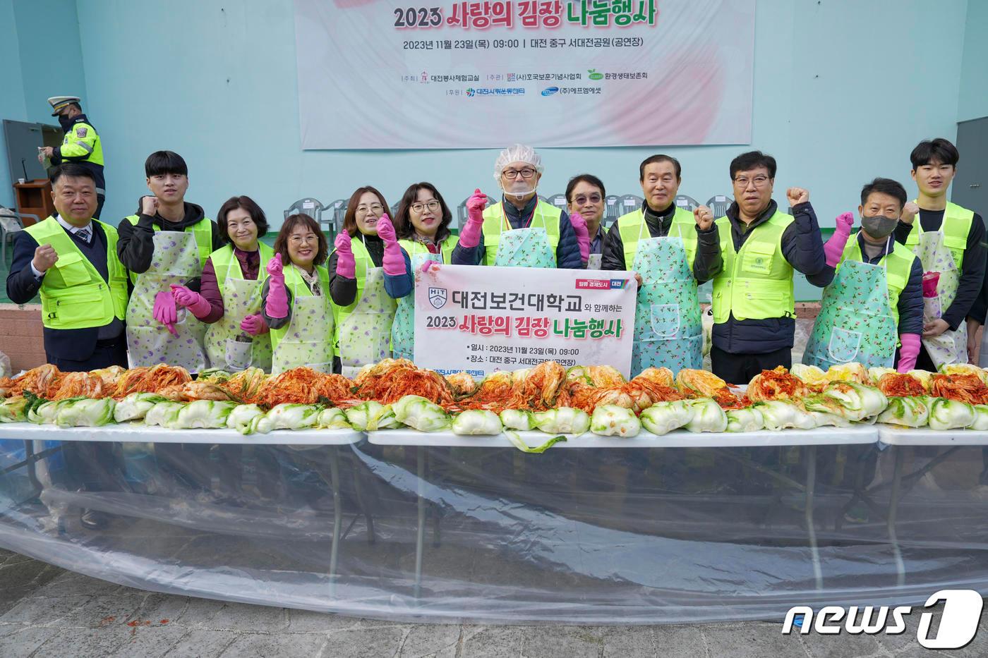 이병기 대전보건대 총장&#40;오른쪽 여섯번째&#41;과 교직원들이 &#39;2023 사랑의 김장 나눔행사&#39;에서 기념사진을 찍고 있다.&#40;대전보건대 제공&#41;/뉴스1 