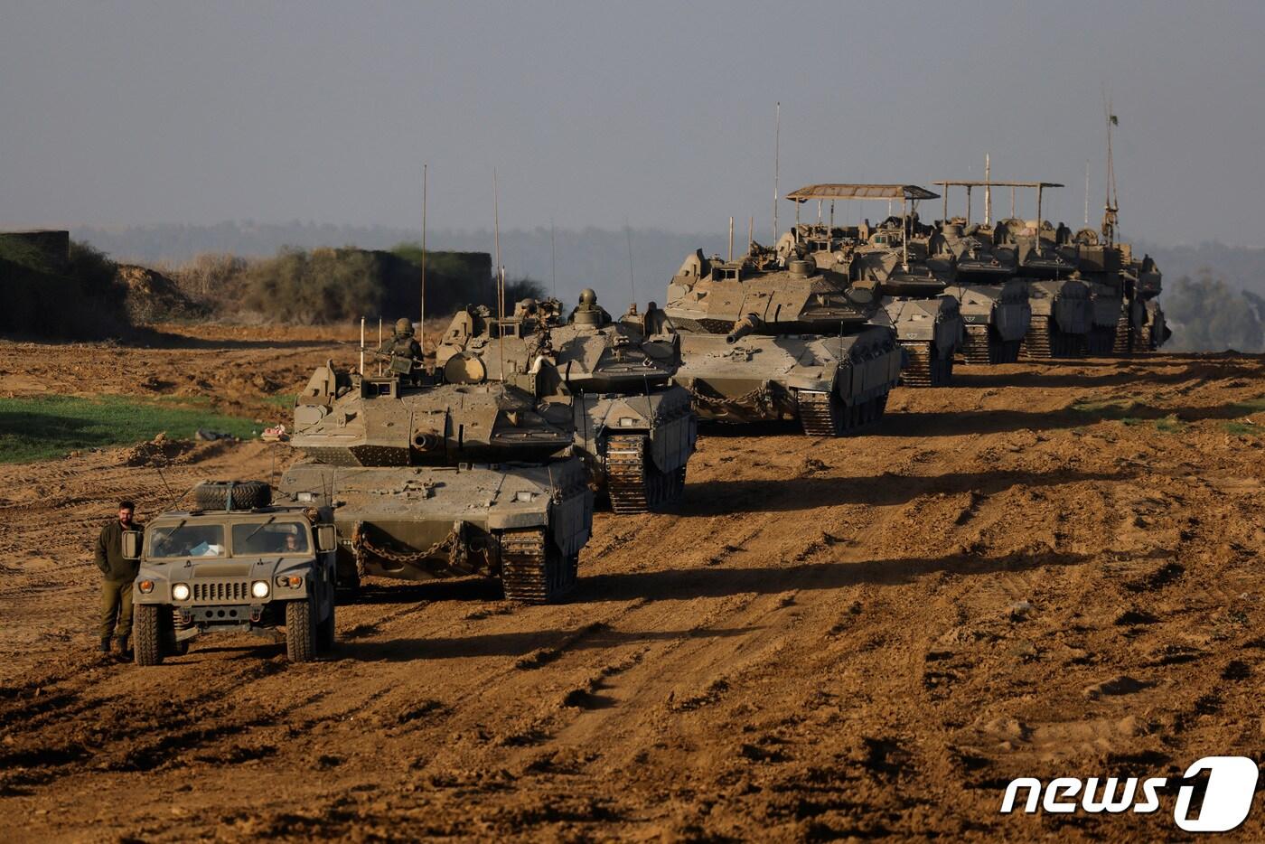 이스라엘 군과 하마스 간 일시 휴전이 발효된 24일&#40;현지시간&#41; 이스라엘 장갑차&#40;APC&#41;와 탱크들이 팔레스타인 가자지구를 떠나 이스라엘 지역으로 이동하고 있다. ⓒ 로이터=뉴스1 ⓒ News1 최종일 기자