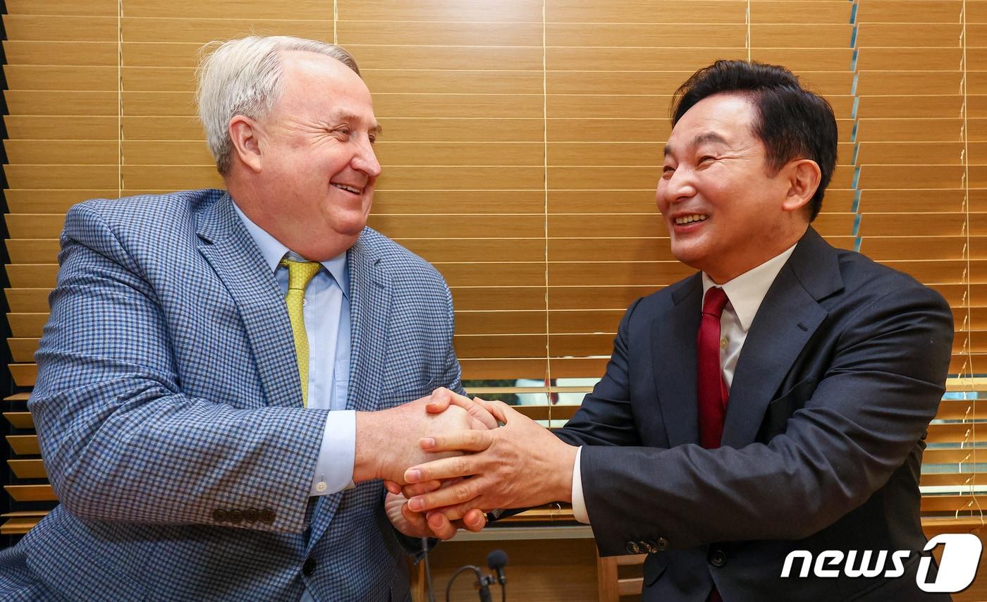 국민의힘 인요한 혁신위원장과 원희룡 국토교통부장관&#40;오른쪽&#41;이 25일 서울 영등포구 한 식당에서 만나 인사를 나누고 있다. &#40;공동취재&#41; 2023.11.25/뉴스1 ⓒ News1 김진환 기자