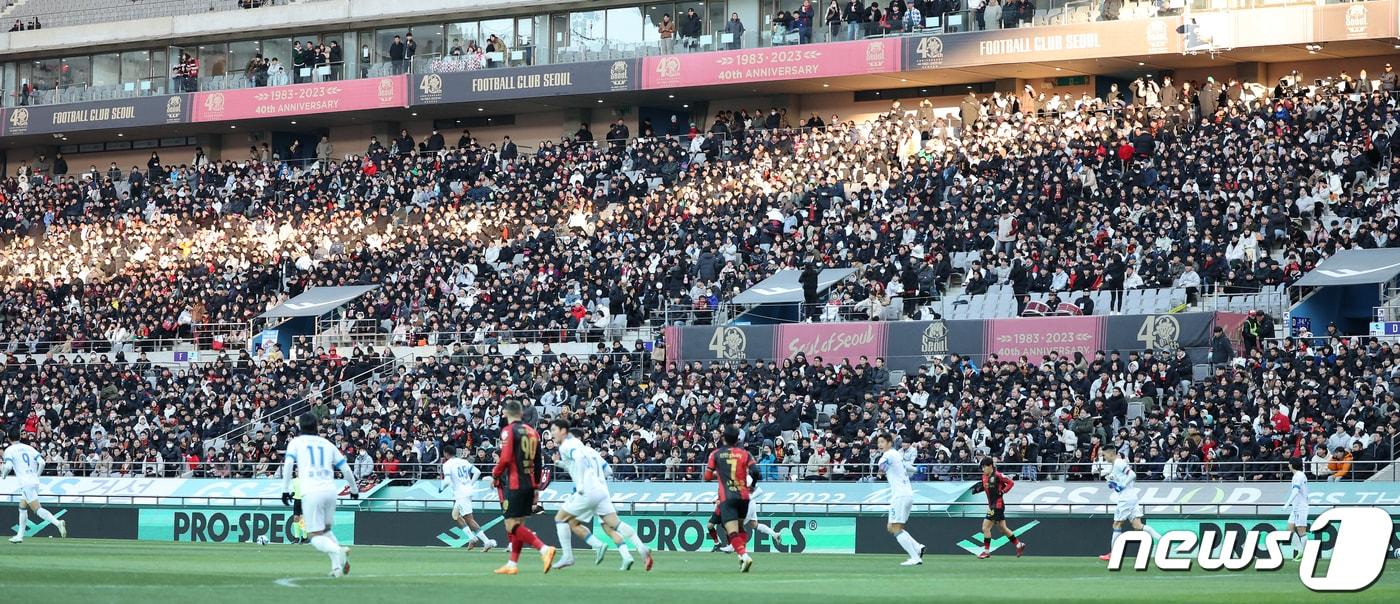 25일 오후 서울 마포구 서울월드컵경기장에서 프로축구 ‘2023 하나원큐’ K리그1 37라운드 FC서울과 수원삼성의 경기가 열리고 있다. 2023.11.25/뉴스1 ⓒ News1 김진환 기자