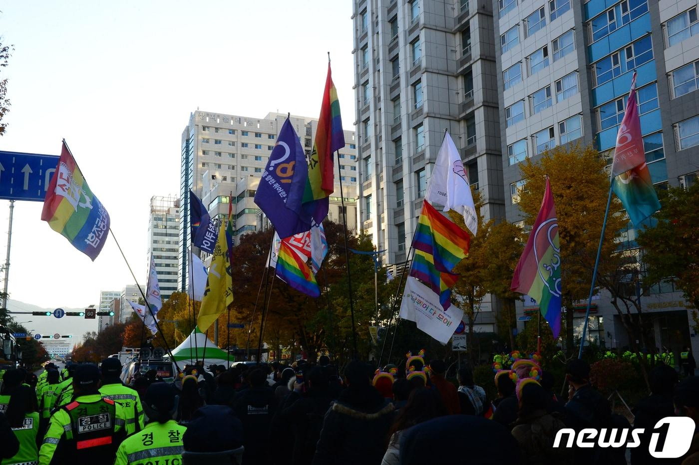 25일 창원시 성산구의 도심에서 퀴어문화축제 참가자들이 행진을 벌이고 있다. 2023.11.25 ⓒ 뉴스1 박민석 기자