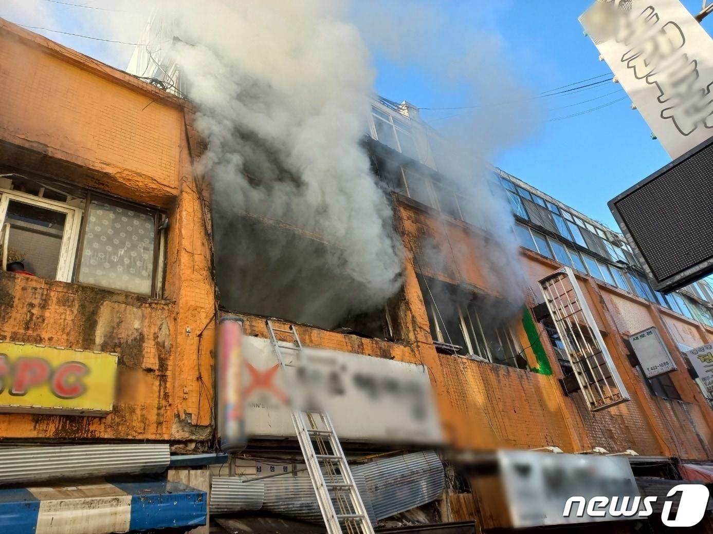 25일 오후 2시41분께 인천시 미추홀구 한 주상복합 건물에서 불이 났다는 신고가 119로 접수돼 신고를 받고 출동한 소방당국이 진화작업을 벌이고 있다.&#40;인천소방본부 제공&#41;2023.11.25/뉴스1 ⓒ News1 박아론 기자