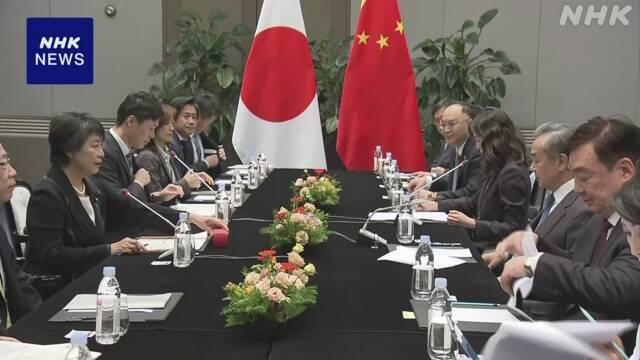 가미카와 요코 일본 외무상과 왕이 중국 외교부장이 25일 한국 부산에서 외교장관 회담을 통해 후쿠시마 오염수 방류 등 양국의 현안에 대해 논의했다. 일본 NHK 보도 갈무리