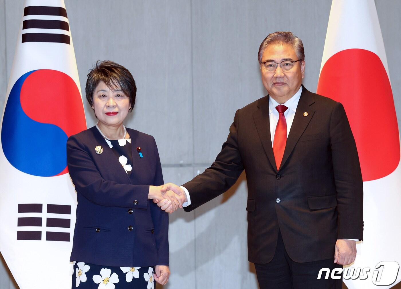 박진 외교부 장관과 가미카와 요코 일본 외무상이 26일 오전 부산 해운대구 시그니엘 부산에서 열린 한일외교장관 회담에서 악수를 하고 있다. 2023.11.26/뉴스1 ⓒ News1 김명섭 기자