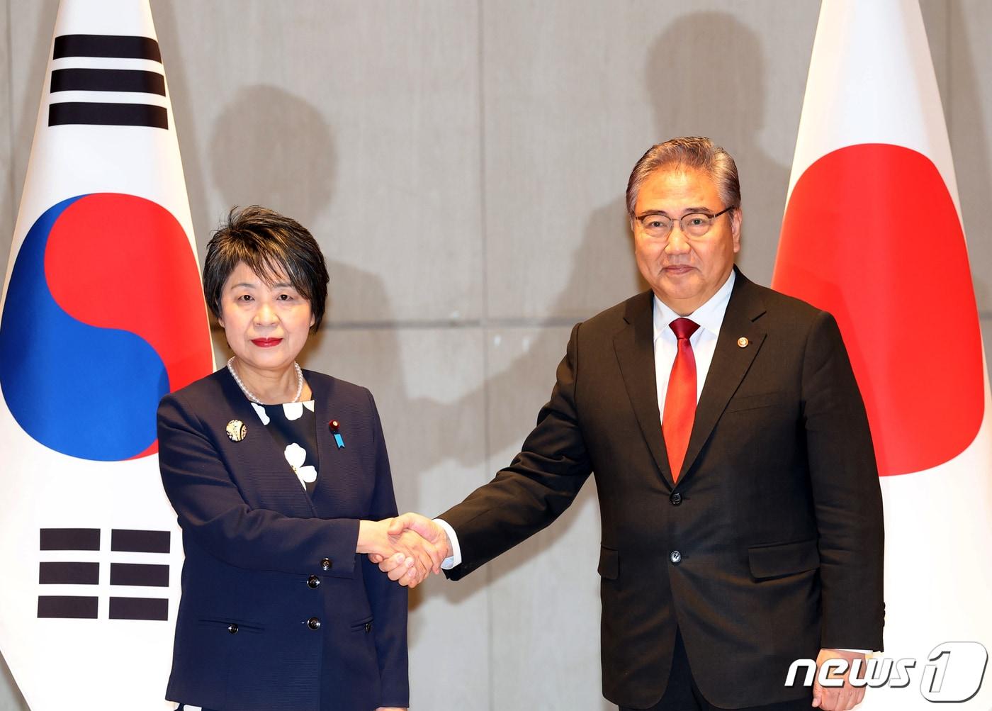 박진 외교부 장관과 가미카와 요코 일본 외무상이 26일 오전 부산 해운대구 시그니엘 부산에서 열린 한일외교장관 회담에서 악수를 하고 있다. 2023.11.26/뉴스1 ⓒ News1 김명섭 기자