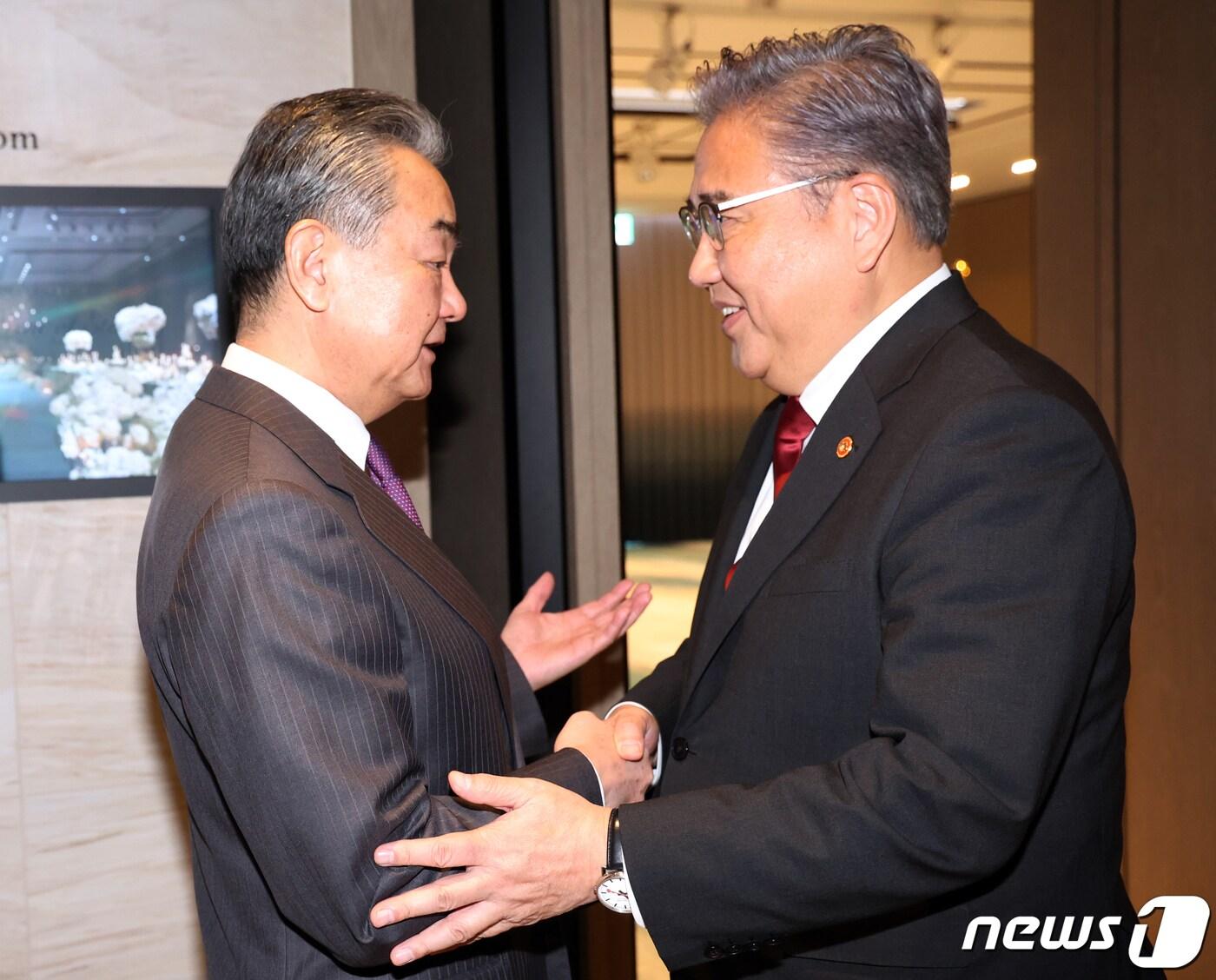 박진 외교부 장관&#40;오른쪽&#41;과 왕이 중국 외교부장. 2023.11.26/뉴스1 ⓒ News1 김명섭 기자