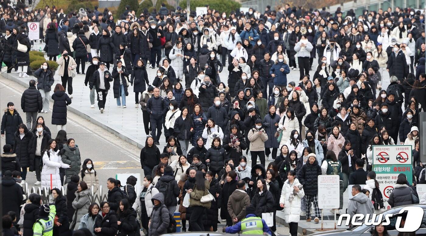 지난해 11월26일 2024학년도 수시모집 논술고사가 열린 서울 서대문구의 한 대학이 고사장을 나서는 수험생들과 학부모들로 붐비고 있다. /뉴스1 ⓒ News1 김민지 기자