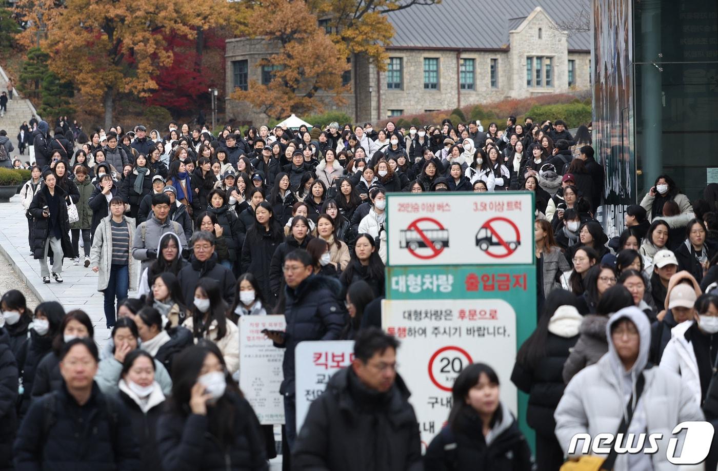 한 대학 캠퍼스가 논술고사장을 나서는 수험생들과 학부모들로 붐비고 있다. /뉴스1 ⓒ News1 김민지 기자