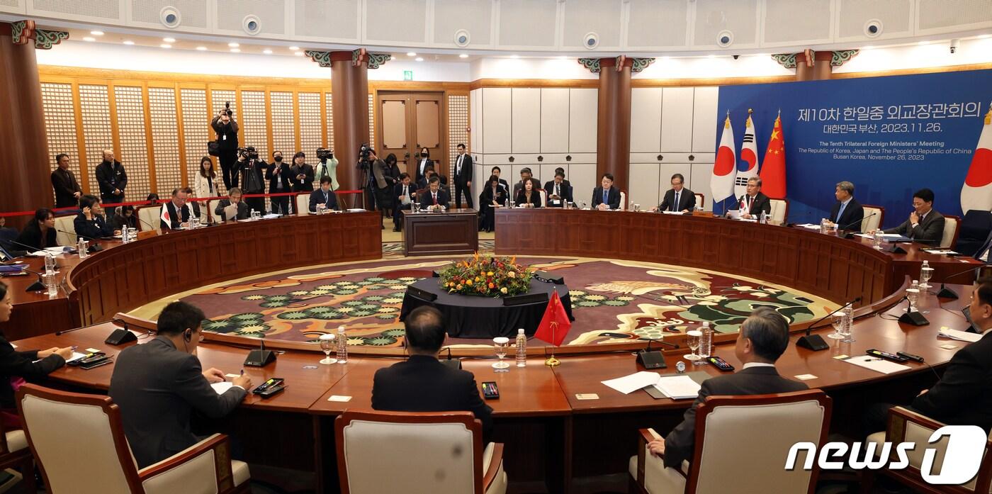 박진 외교부 장관, 가미카와 요코 일본 외무상, 왕이 중국 외교부장이 26일 오후 부산 해운대구 누리마루 APEC하우스에서 한일중 외교장관 회의를 하고 있다. 2023.11.26/뉴스1 ⓒ News1 김명섭 기자