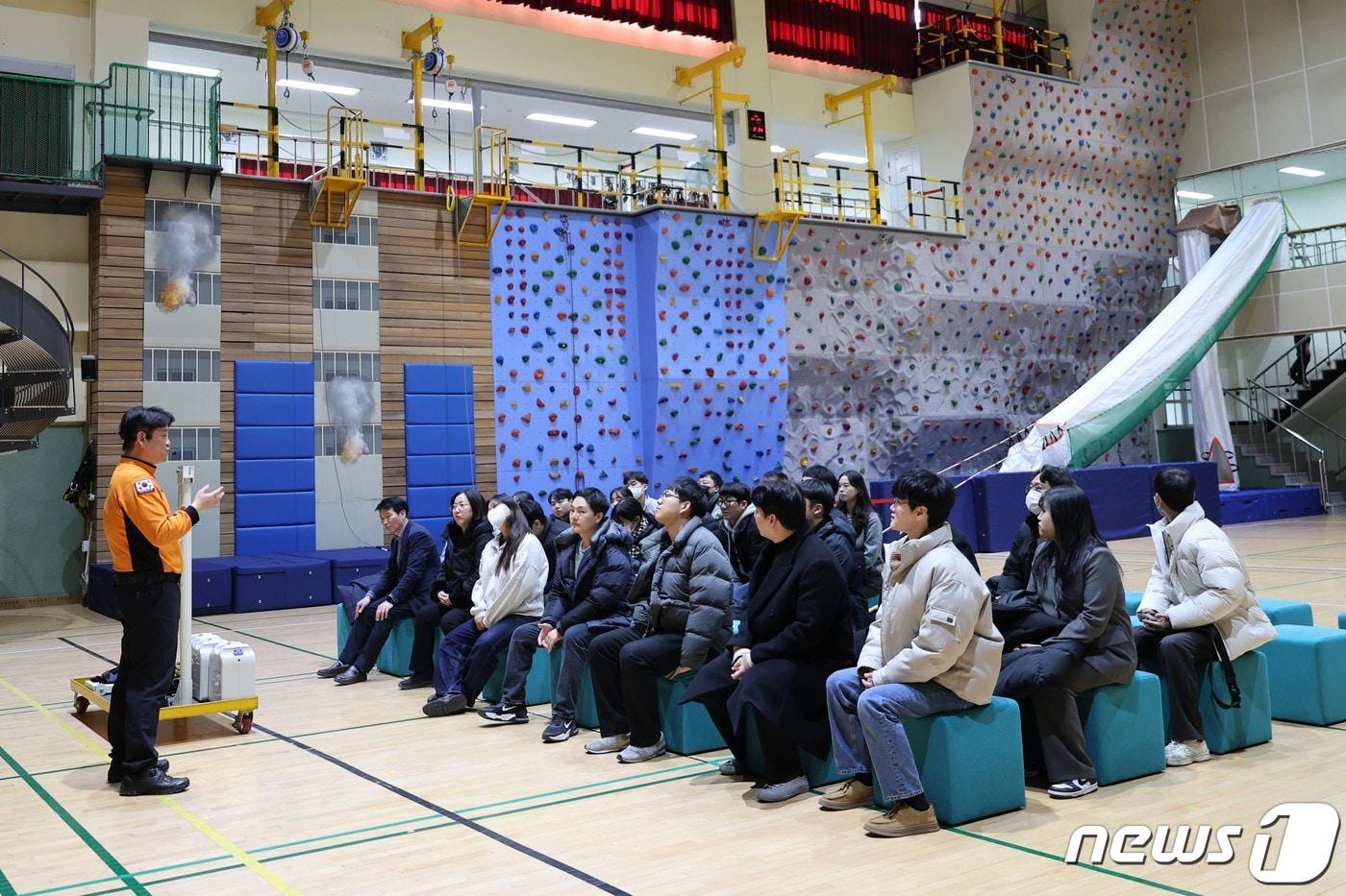 소상공인시장진흥공단 관계자들이 안전 체험교육에 참여하고 있다.&#40;소상공인시장진흥공단 제공&#41;