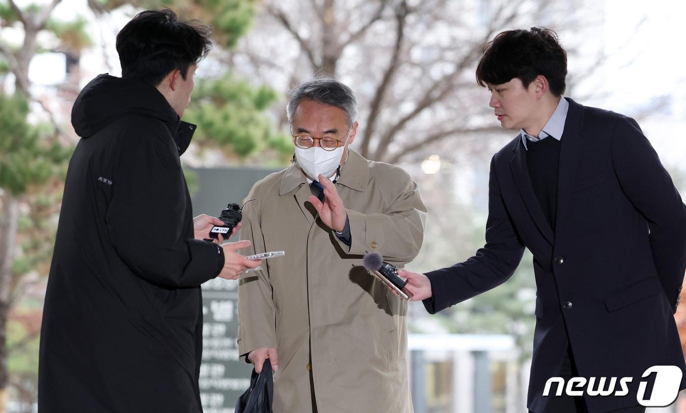 &#39;사법행정권 남용&#39; 의혹으로 기소된 임종헌 전 법원행정처 차장이 27일 오전 서울 서초구 중앙지방법원에서 직권남용권리행사방해 등 혐의와 관련 1심 결심 공판에 출석하며 취재진 질문에 손을 들어올리고 있다. &#40;공동취재&#41; 2023.11.27/뉴스1 ⓒ News1 안은나 기자