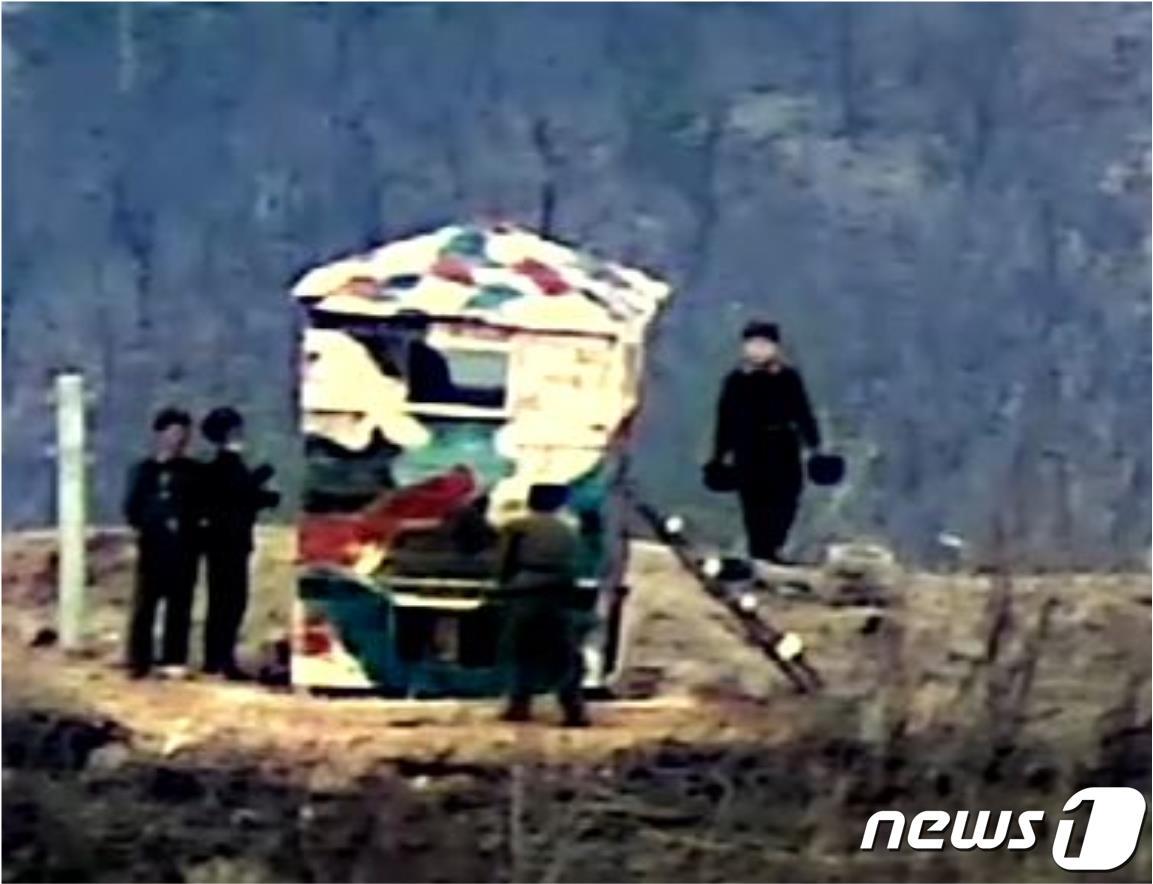 비무장지대&#40;DMZ&#41; 내 북한군 감시초소&#40;GP&#41; 재건. &#40;국방부 제공&#41; 2023.11.27/뉴스1