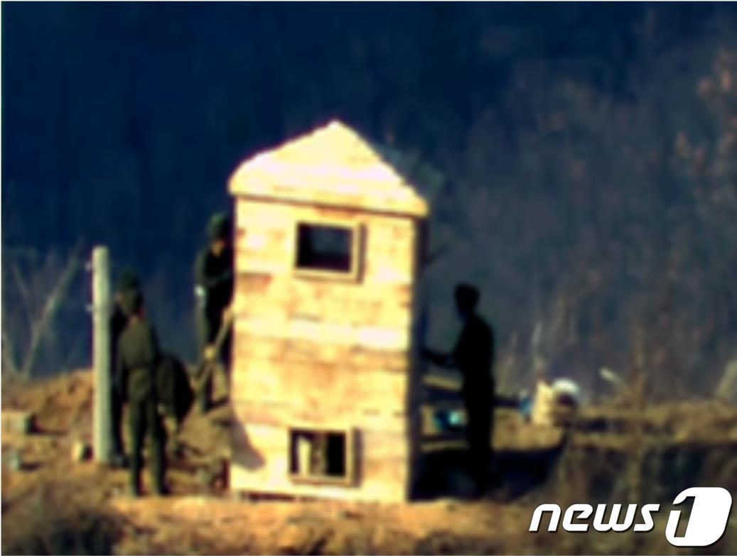 북한군이 2018년 철거했던 비무장지대&#40;DMZ&#41; 내 감시초소&#40;GP&#41; 구역에서 목재 구조물을 다시 짓고 있다. &#40;국방부 제공&#41; 2023.11.27/뉴스1