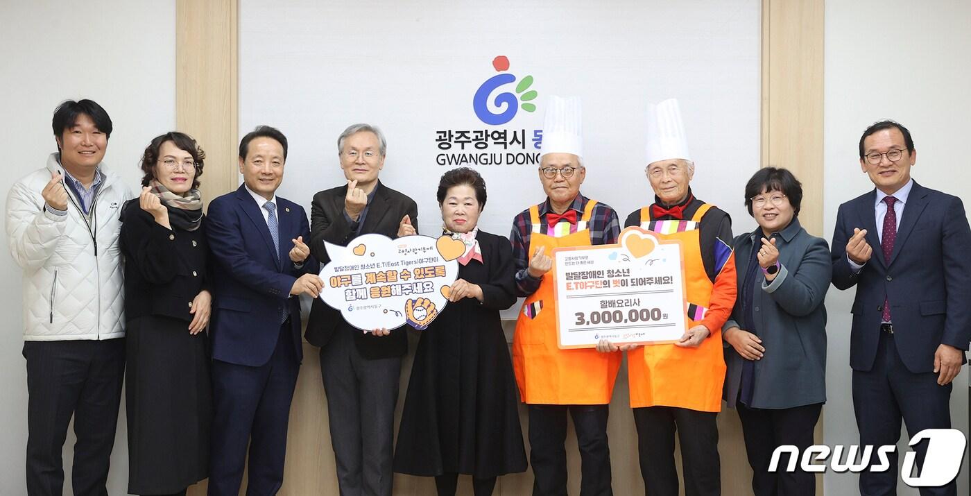 27일 임택 광주 동구청장과 &#39;할배 요리사&#39;들이 충장축제 기간 발생한 수익금을 기부한 뒤 기념사진을 찍고 있다. &#40;광주 동구 제공&#41; 2023.11.27/뉴스1