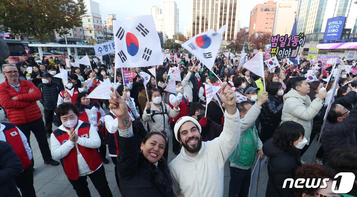 2030세계박람회 개최지 선정을 하루 앞둔 27일 오후 부산 동구 부산역 광장에서 열린 &#39;2030부산세계박람회 유치 염원 결의대회&#39;에서 외국인들이 열띤 응원을 펼치고 있다. 2023.11.27/뉴스1 ⓒ News1 윤일지 기자