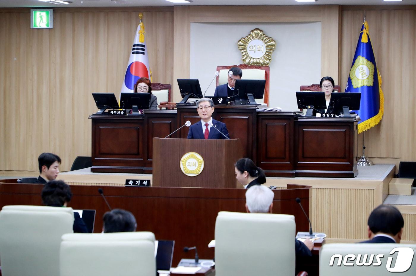 오태완 의령군수가 27일 의령군의회에서 시정연설을 하고 있다.&#40;의령군 제공&#41;