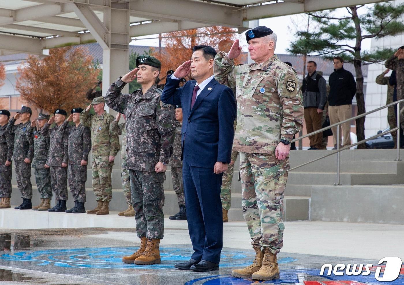 신원식 국방부 장관&#40;가운데&#41;과 폴 러캐머라 한미연합사령관&#40;오른쪽&#41;. &#40;국방부 제공&#41; 2023.11.27/뉴스1