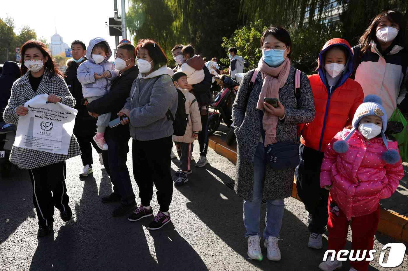 지난 24일&#40;현지시간&#41; 베이징의 한 소아과 병원 앞에서 시민들이 장사진을 치고 있는 모습. ⓒ 로이터=뉴스1 ⓒ News1 박형기 기자