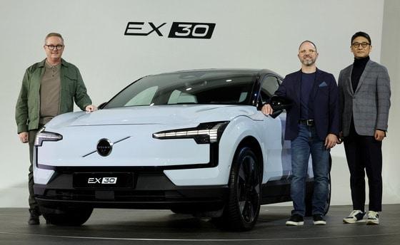 볼보자동차코리아 순수 전기 SUV &#39;EX30&#39; 공개 행사 중 이윤모&#40;오른쪽&#41; 볼보자동차코리아 대표와 요아킴 헤르만손&#40;왼쪽&#41; EX30 상품개발 리더, 티 존 메이어 익스테리어 디자인 총괄이 포즈를 취하고 있다.. 2023.11.28/뉴스1 ⓒ News1 장수영 기자