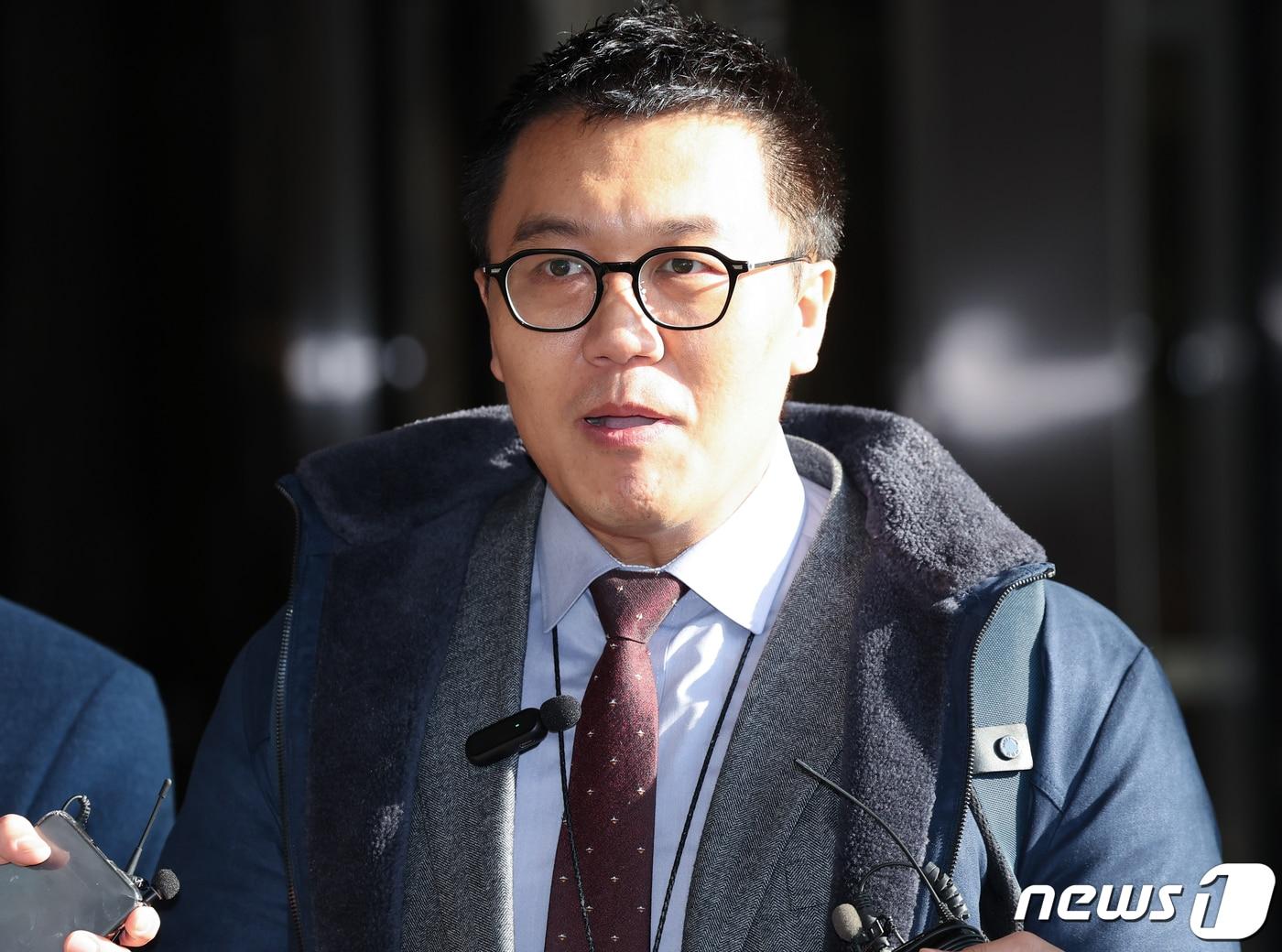 &#39;대선 개입 여론 조작&#39; 의혹을 받는 인터넷 언론 리포액트 허재현 기자가 28일 서울 서초구 서울중앙지방검찰청에서 피의자조사를 받기 앞서 발언을 하고 있다. 2023.11.28/뉴스1 ⓒ News1 허경 기자