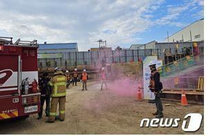 한국토지주택공사 대구경북지역본부가 경주시, 경주소방서, 동국대경주병원, 건설업체와 경북 경주시 황성동 고령자복지주택 건설 현장에서 재난대응 모의훈련을 진행하고 있다.&#40;LH 대구경북본부 제공&#41;